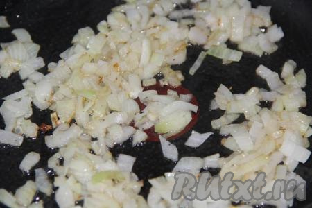 Пока варится картошка, а затем и капуста, нужно одновременно приготовить зажарку для борща. Для этого в сковороду нужно влить растительное масло, разогреть, выложить очищенный и мелко нарезанный лук, обжарить на среднем огне, иногда помешивая, до золотистого цвета (в течение 4-5 минут).