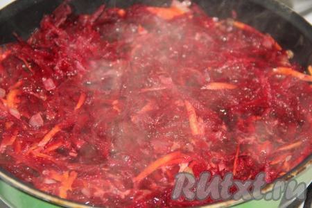 Очищенную свеклу, натерев на крупной тёрке, добавить в сковороду с обжаренными овощами, влить 0,5 половника бульона из кастрюли, перемешать. Тушить овощную заправку в течение 7-10 минут (до мягкости свеклы), иногда помешивая.