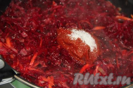 После того как свекла станет достаточно мягкой, добавить к овощной заправке томатную пасту и сахар, хорошо перемешать, влить уксус, ещё раз перемешать, снять с огня.