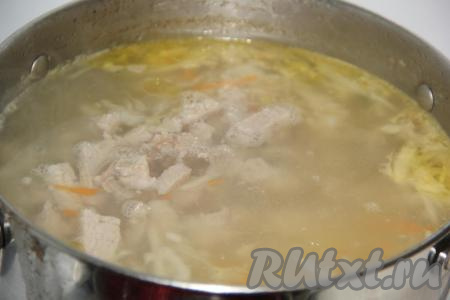 Дать бульону с капустой, картошкой и свининой закипеть, уменьшить огонь, варить на небольшом огне 15 минут.