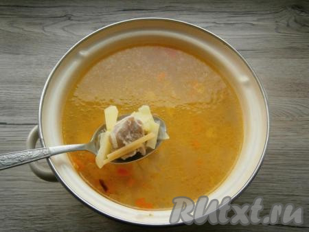 Когда картошка с момента закипания проварится 20 минут, добавить в сковороду овощную зажарку вместе с макаронами. Дать супу закипеть, уменьшить огонь, варить куриный суп на слабом огне примерно 8-13 минут (до готовности макарон).&nbsp;Макароны бывают разными, продолжительность варки смотрите на упаковке макаронных изделий, которые вы используете. Макароны должны стать достаточно мягкими, но и переваривать их не нужно.