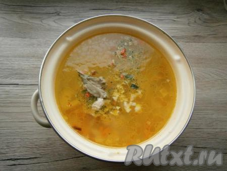 За 3 минуты до конца варки досолить суп, добавить специи, лавровый лист и измельчённый чеснок, довести до кипения и продолжить варить на небольшом огне оставшееся время.