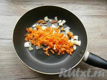 Пока картошка варится, можно заняться овощной зажаркой для куриного супа. Для этого лук нужно нарезать небольшими кусочками, морковь - соломкой или брусочками. Разогреть растительное маслом в сковороде, выложить морковку с луком и обжаривать овощи до мягкости (ориентировочно в течение 7-9 минут), иногда перемешивая, на среднем огне. После того как овощи станут мягкими, убрать сковороду с огня.