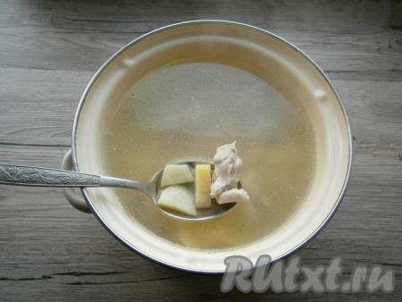 Снова дать бульону закипеть, уменьшить огонь, варить на небольшом огне 20 минут.