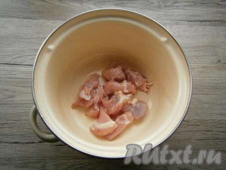 Куриное мясо, нарезанное на кусочки (я взяла мясо без костей, можно взять и на кости), поместить в кастрюлю, влить 2 литра воды. Поставить кастрюлю на огонь.&nbsp;Когда бульон закипит, тщательно снять с поверхности пену, бульон посолить, варить мясо на небольшом огне минут 25. Если вы готовили мясо на кости, тогда его нужно вынуть из бульона, дать немного остыть, отделить от костей и вернуть в бульон.