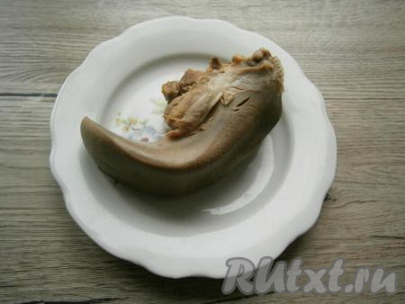 Свиной язык отварить в подсоленной воде в течение 1,5 часов (говяжий варится 2-2,5 часа). Отваренный язык залить холодной водой и очистить от пленочки.&nbsp;