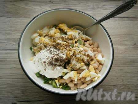 Сюда же добавить нарезанные вареные яйца. Салат посолить и щедро поперчить, добавить сметану.