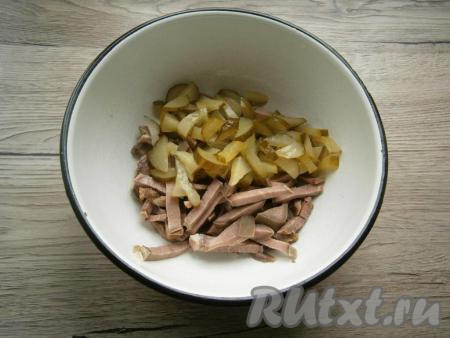 Полностью язык остудить, а затем нарезать брусочками. Добавить нарезанные кусочками маринованные огурцы.