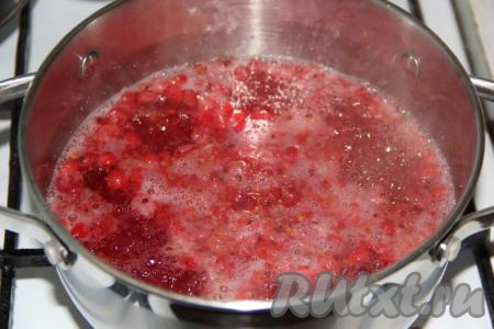 Поставить кастрюлю на огонь, довести до кипения, затем проварить ягодный отвар 3-5 минут на небольшом огне.