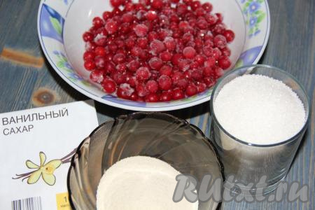 Подготовить продукты для приготовления смородинового мусса. Я использовала замороженные ягоды, предварительно их разморозила.