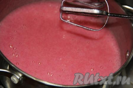 Снять кастрюлю с огня, немного остудить, а затем взбивать миксером в течение 10 минут. Масса увеличится в объёме и посветлеет.