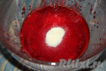 В сок от ягод, который образовался в процессе протирания смородины через сито, добавить желатин, перемешать и отставить в сторону минут на 15.