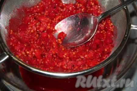 Ягоды протереть через сито.