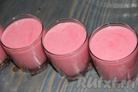 Разлить смородиновый мусс по фужерам или креманкам и поставить в холодильник на 5-6 часов.