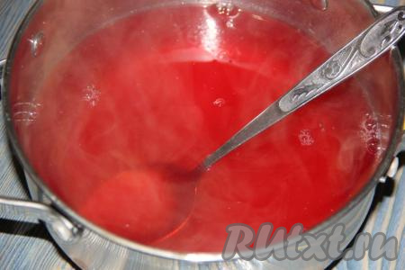 Снять кастрюлю с огня и процедить ягодный отвар.