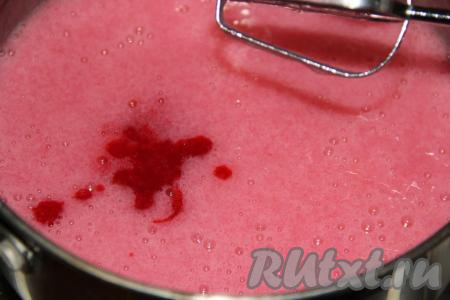Добавить ягодный сок с желатином и ещё раз хорошо взбить в течение 2-3 минут.