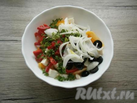 В салат добавить отжатый репчатый лук и измельченную петрушку.