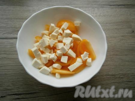 Добавить к помидорам нарезанную небольшими кубиками брынзу.