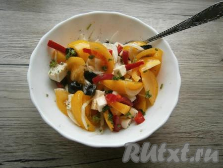 Салат посолить и поперчить, влить оливковое масло и лимонный сок, тщательно перемешать.