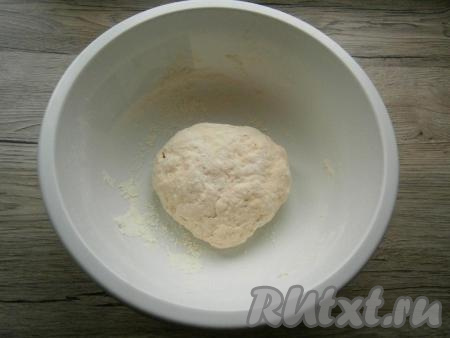 Начать понемногу добавлять оставшуюся муку, каждый раз хорошо вмешивая её. Вначале замешивать дрожжевое тесто для пиццы ложкой. Постепенно тесто начнёт собираться в ком, после этого вымешивать его руками, подсыпая оставшуюся муку по мере необходимости. В общей сложности вымешивать тесто руками нужно минут 7. Добавляя в процессе вымешивания теста руками муку, учитывайте, что итоговое дрожжевое тесто должно быть мягким (лишней мукой забивать его не нужно), но и липнуть к рукам оно не должно. Как только тесто станет нужной консистенции, больше муку добавлять не нужно. Миску с тестом накрыть пищевой плёнкой (или полотенцем) и поставить&nbsp;в тёплое место для подъёма теста на 30-40 минут.