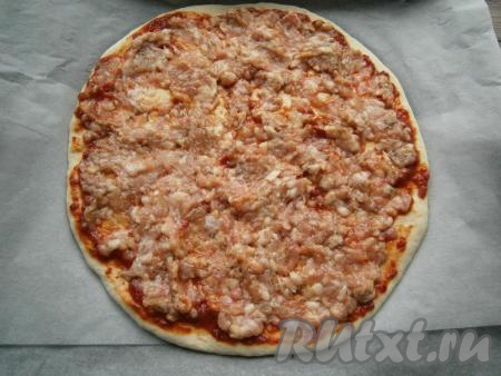 Фарш равномерно выложить на лепёшку, смазанную соусом.