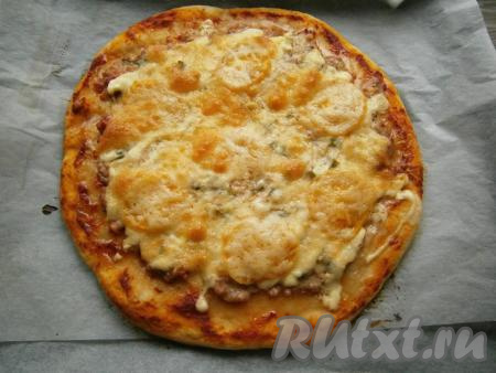 Выпекать пиццу с фаршем в духовке, разогретой до 200 градусов, минут 20-25 минут (до подрумянивания дрожжевого теста).