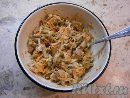 Тщательно салат перемешать.