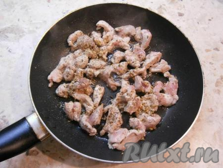 Выложить свинину на разогретую с растительным маслом сковороду, посыпать специями. Обжаривать мясо на среднем огне, помешивая, до изменения цвета.