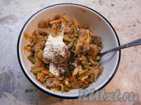 Салат с мясом и маринованными огурцами посолить, перемешать, щедро посыпать чёрным молотым перцем и добавить майонез или сметану.