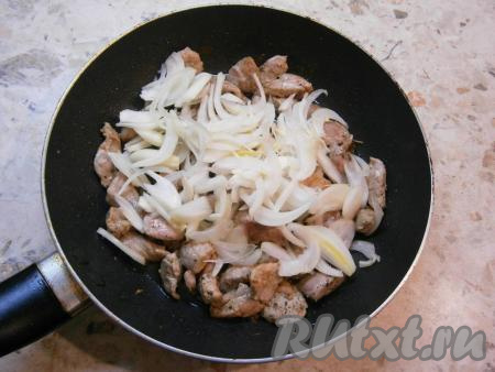 Далее добавить нарезанный тонкими полукольцами очищенный репчатый лук, влить соевый соус.