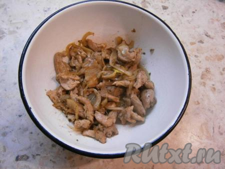 Обжаривать мясо с луком до румяного цвета, периодически перемешивая. Для этого понадобится минут 8-10. Готовое мясо с луком переложить со сковороды в миску и остудить.