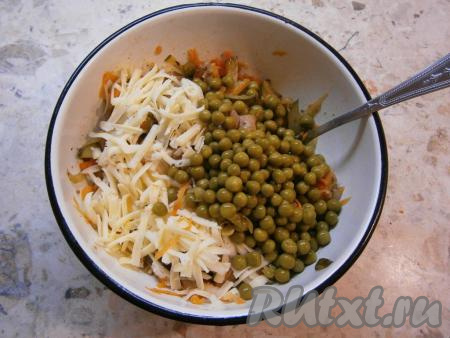 Добавить в салат натертый на крупной терке твердый сыр и консервированный горошек.