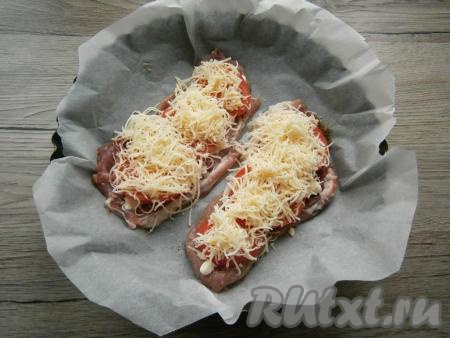 Отбивные сверху щедро посыпать натёртым на мелкой тёрке сыром.