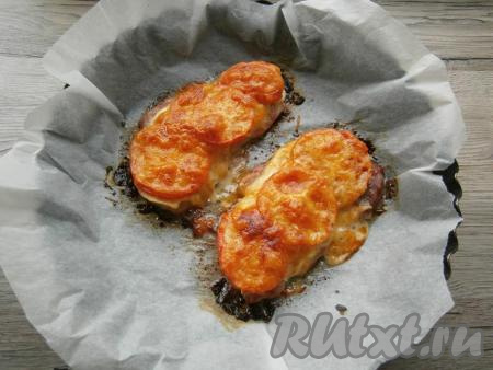 Запекать отбивные из свинины&nbsp;по-французски с помидорами и сыром в разогретой до 180 градусов духовке около 30-35 минут (мясо должно покрыться красивой сырной корочкой).