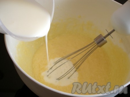 Влить кефир, тщательно перемешать миксером (или венчиком).