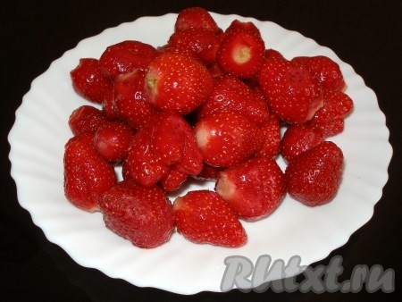 Клубнику для этого пирога можно взять как свежую, так и замороженную. Свежую клубнику нужно вымыть, очистить от плодоножек, обсушить. Если ягоды заморожены и на них нет большого количества льда, значит их можно не размораживать.