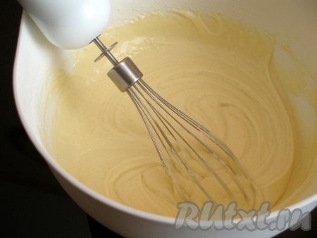 Добавить 100 грамм просеянной муки и разрыхлитель, перемешать на небольших оборотах миксера (или столовой ложкой) до однородности. Частями добавляя оставшуюся муку и хорошо вмешивая её, замесить в меру воздушное тесто, напоминающее сметану средней густоты. Как только добились нужной консистенции теста, значит больше муку добавлять не нужно.