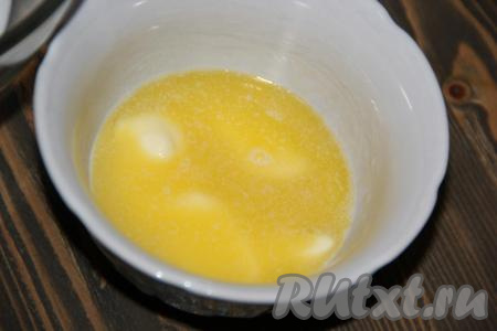 Прежде всего замесим тесто для хвороста. Для этого сливочное масло нужно растопить, дать немного остыть.