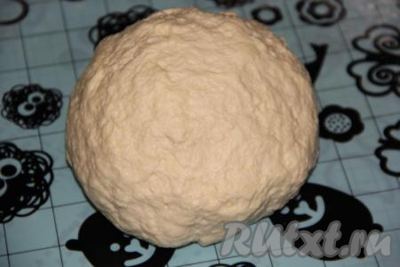После того как в процессе постепенного добавления муки перемешивать тесто ложкой станет сложно, продолжить замешивать тесто руками. Вымешивая тесто руками и подсыпая по мере необходимости муку, обязательно учитывайте, что итоговое тесто для хвороста должно практически не липнуть к рукам, быть мягким и упругим. Добавляя муку, ориентируйтесь не на её количество, указанное в ингредиентах, а на консистенцию замешиваемого теста, ведь и жирность сметаны, и жирность молока, и жирность масла могут быть разными. Скатать тесто в шар, убрать в пакет и оставить на столе при комнатной температуре на 15-20 минут.