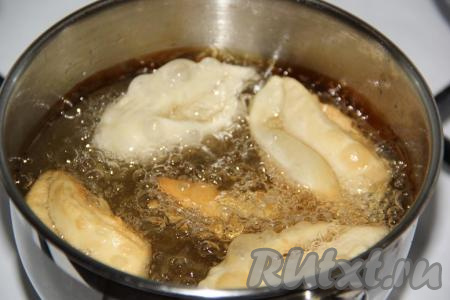 В глубокой сковороде (или в кастрюле) хорошо разогреть растительное масло, аккуратно опустить несколько кусочков нарезанного теста. Масла должно быть достаточно много, оно должно доходить до середины хвороста.