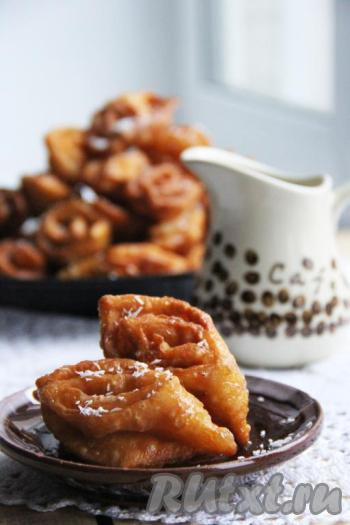 Готовый воздушный, нежный и вкусный хворост в медовом сиропе подать к столу. Перед подачей можно посыпать хворост дроблёными орехами, сахарной пудрой или кокосовой стружкой.