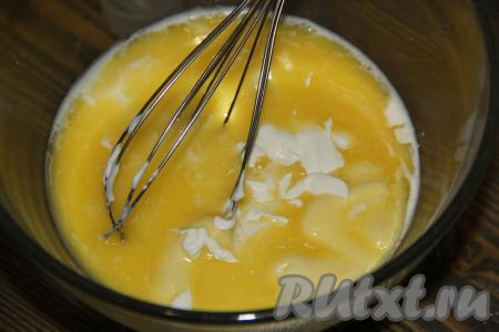 В глубокой миске соединить молоко, сметану и не горячее растопленное масло, слегка перемешать массу венчиком. Молоко и сметану для приготовления этого хвороста можно взять любой жирности.