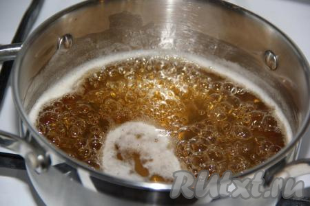 Поставить кастрюлю на огонь и, помешивая, довести медовый сироп до кипения, затем варить, периодически перемешивая, на небольшом огне 3 минуты (до полного растворения сахара и мёда). Убрать кастрюлю с медовым сиропом с огня.