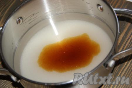 Пока наше тесто "отдыхает", приготовим медовый сироп. Для этого в кастрюльке нужно соединить воду, сахар и мёд, перемешать.