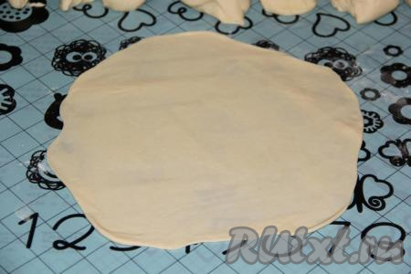 Хорошо припылить поверхность стола мукой. Каждую часть теста раскатать скалкой в тонкий круг. Раскатанное тесто припылить сверху мукой.