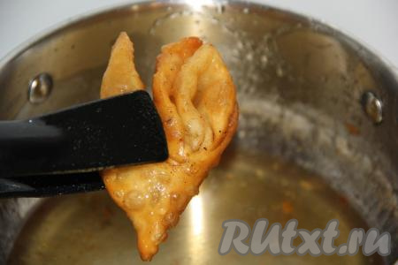 Щипцами достать хворост из масла и опустить в медовый сироп. Окунув хворост, достать его и дать стечь сиропу. Постепенно пожарить, а затем опустить в сироп из мёда весь хворост.