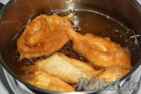 Жарить хворост в разогретом растительном масле на среднем огне до золотистого цвета со всех сторон.