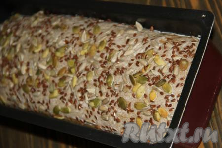 Дополнительно я посыпала хлеб сверху семенами подсолнуха, тыквы и льна.