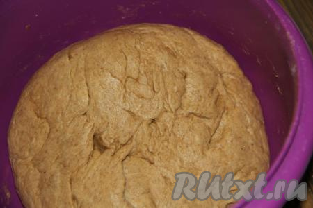 Постепенно добавляя оставшуюся пшеничную муку и полностью вмешивая её, замесить не липнущее к рукам, мягкое, нежное дрожжевое тесто для пшенично-ржаного хлеба.&nbsp;Пшеничной муки может потребоваться чуть больше или чуть меньше, чем указано в ингредиентах, главное - ориентироваться на структуру замешиваемого теста.&nbsp;В общей сложности тесто нужно вымешивать минут 7. Миску с тестом накрыть полотенцем и оставить на 1,5 часа в тепле.