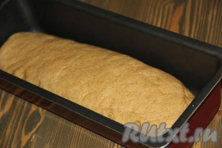 Я выпекала пшенично-ржаной хлеб в металлической форме для кексов размером 32х12 сантиметров. Смазать форму растительным маслом. Выложить тесто в форму, накрыть полотенцем и оставить на 1,5 часа в тепле.&nbsp;